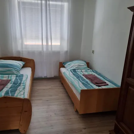 Apartment 2 Mit 3 Schlafzimmer Und Garten
