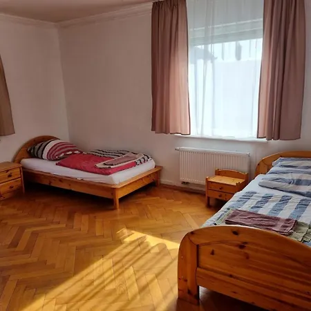 Apartment 2 Mit 3 Schlafzimmer Und Garten *